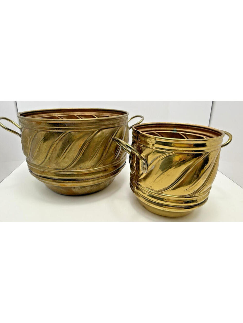 Vtg Set Of 2 Brass Metal Made In England Planters Pots Leaf Swirl Design Handles